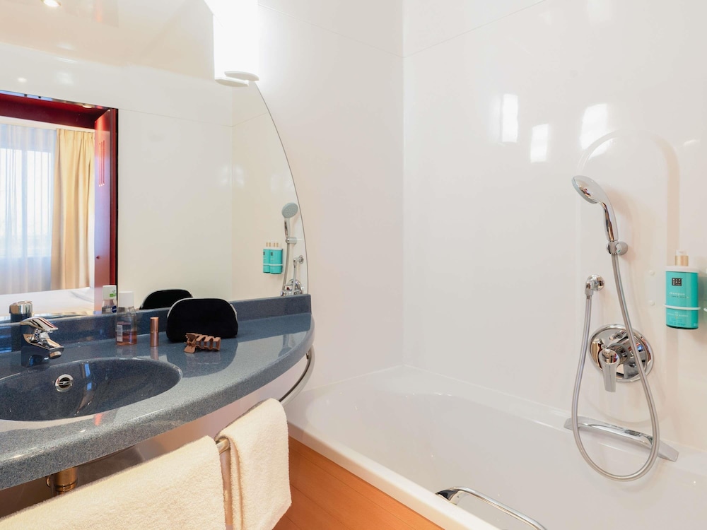 Suite Familiar del hotel Novotel Suites Geneve Aeroport. Foto 8