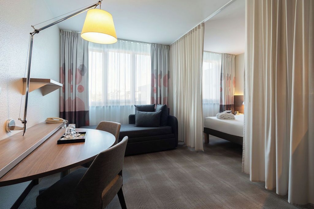 Suite Executive del hotel Novotel Suites Geneve Aeroport. Foto 4