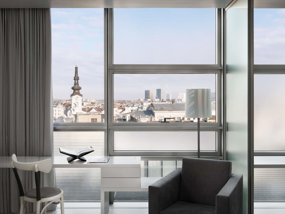 Clásica - Vistas a la noria, cama queen del hotel So/ Vienna. Foto 5