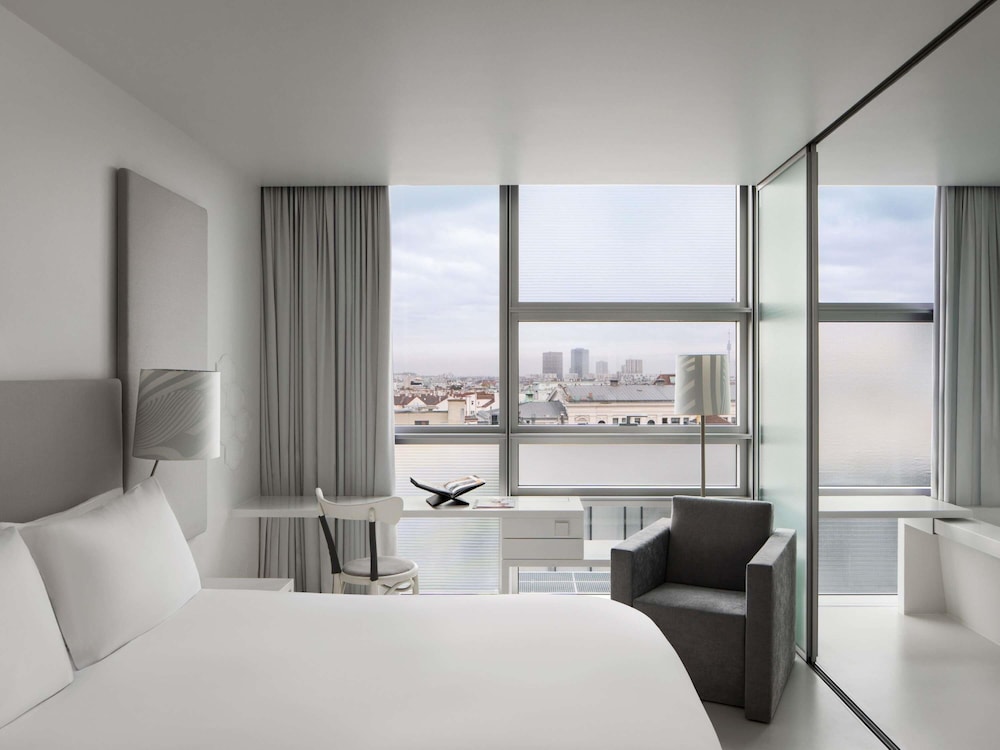 Clásica - Vistas a la noria, cama queen del hotel So/ Vienna. Foto 6