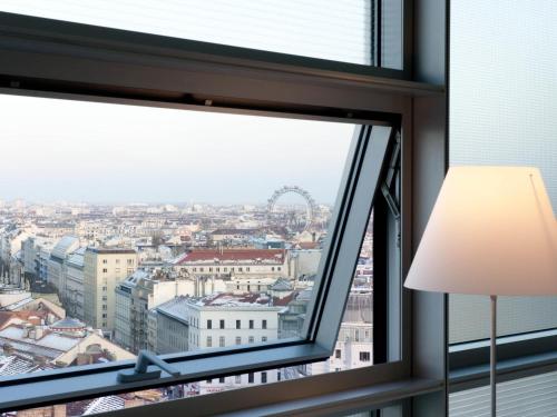Superior - Vistas a la noria, cama queen del hotel So/ Vienna. Foto 3