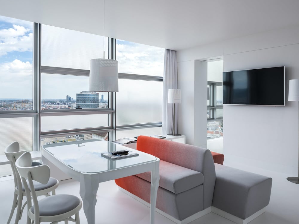 Suite junior - Vistas a la noria, cama king del hotel So/ Vienna. Foto 3
