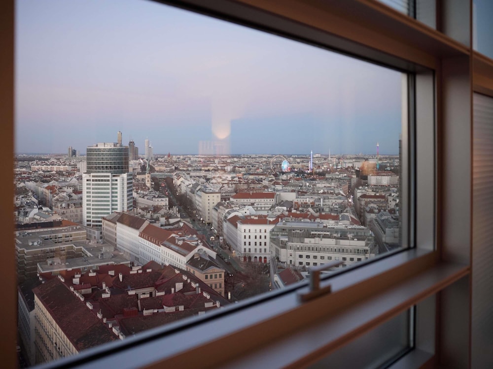 Suite junior - Vistas a la noria, cama king del hotel So/ Vienna. Foto 5