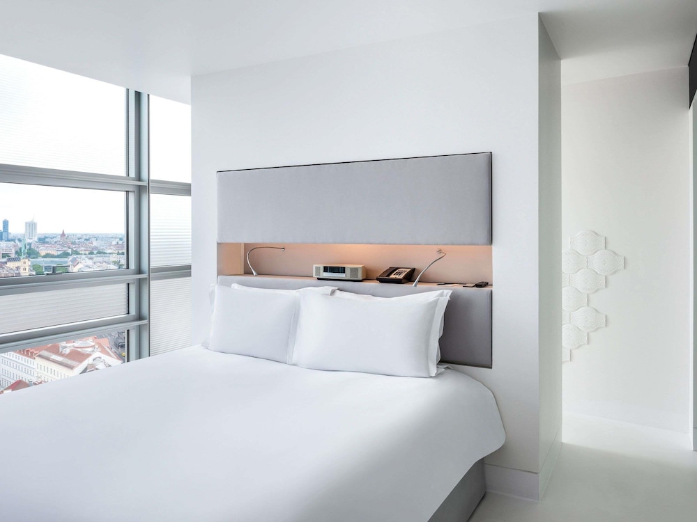 Suite junior - Vistas a la noria, cama king del hotel So/ Vienna. Foto 6