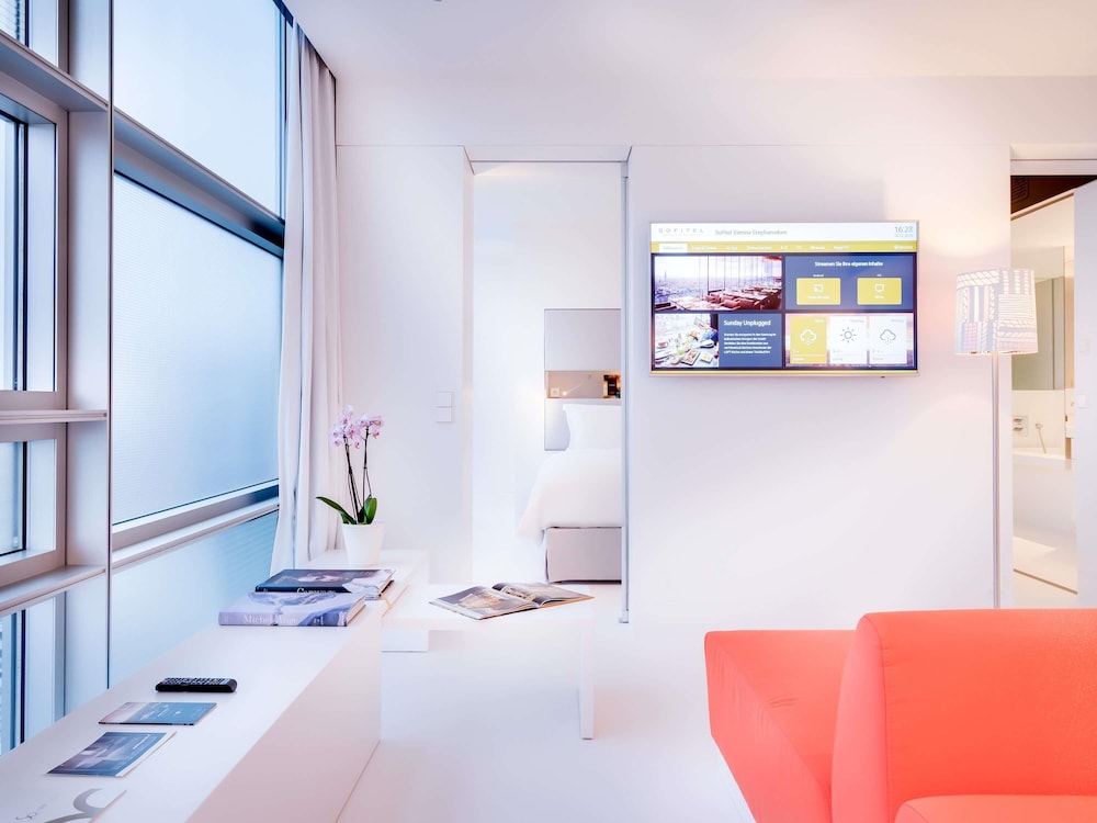 Suite junior - Vistas a la noria, cama king del hotel So/ Vienna. Foto 10