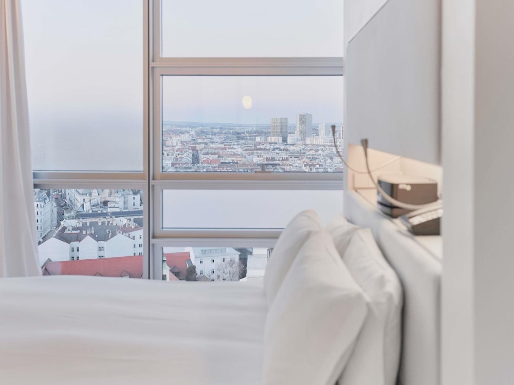 Suite junior - Vistas a la noria, cama king del hotel So/ Vienna. Foto 11
