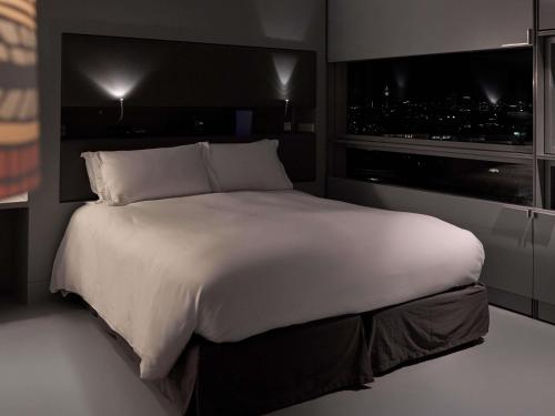 Suite ejecutiva - Vistas a la catedral, cama king del hotel So/ Vienna. Foto 3