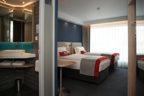 Habitación Doble Estándar - 2 camas - Desayuno gratuito del hotel Holiday Inn Express Zurich Airport by IHG. Foto 3