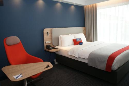 Habitación Doble Estándar con sofá cama del hotel Holiday Inn Express Zurich Airport by IHG. Foto 3