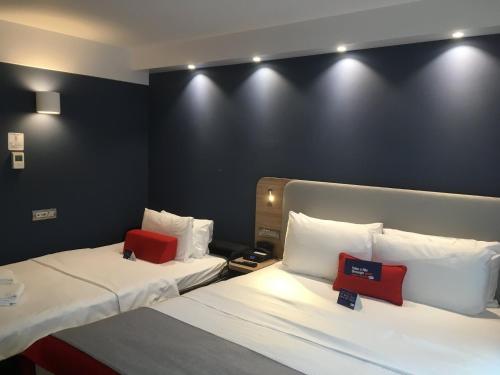 Habitación Doble Estándar con sofá cama del hotel Holiday Inn Express Zurich Airport by IHG. Foto 4
