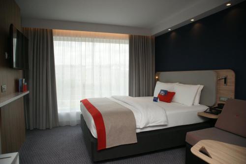 Habitación Doble Estándar con sofá cama del hotel Holiday Inn Express Zurich Airport by IHG. Foto 5