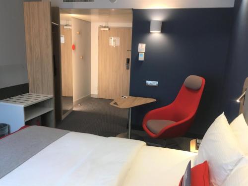 Habitación Doble Estándar con sofá cama del hotel Holiday Inn Express Zurich Airport by IHG. Foto 6