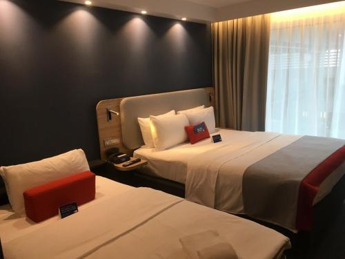 Habitación Doble Estándar con sofá cama del hotel Holiday Inn Express Zurich Airport by IHG. Foto 7