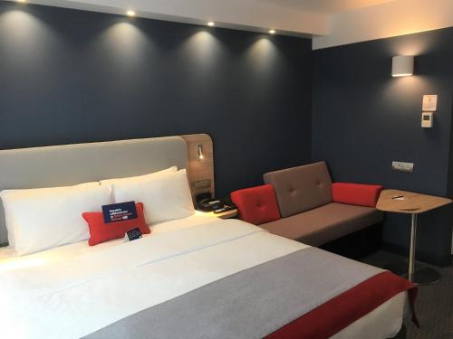 Habitación Doble Estándar con sofá cama del hotel Holiday Inn Express Zurich Airport by IHG. Foto 8