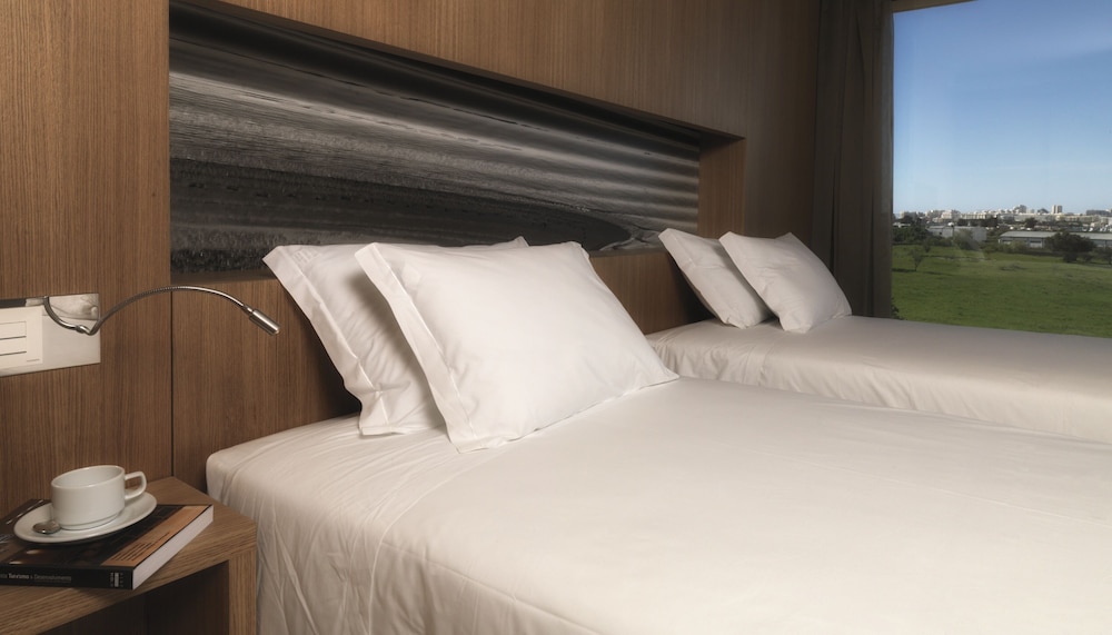 Habitación superior con 1 cama doble o 2 individuales (2) del hotel Agua Hotels Riverside. Foto 1