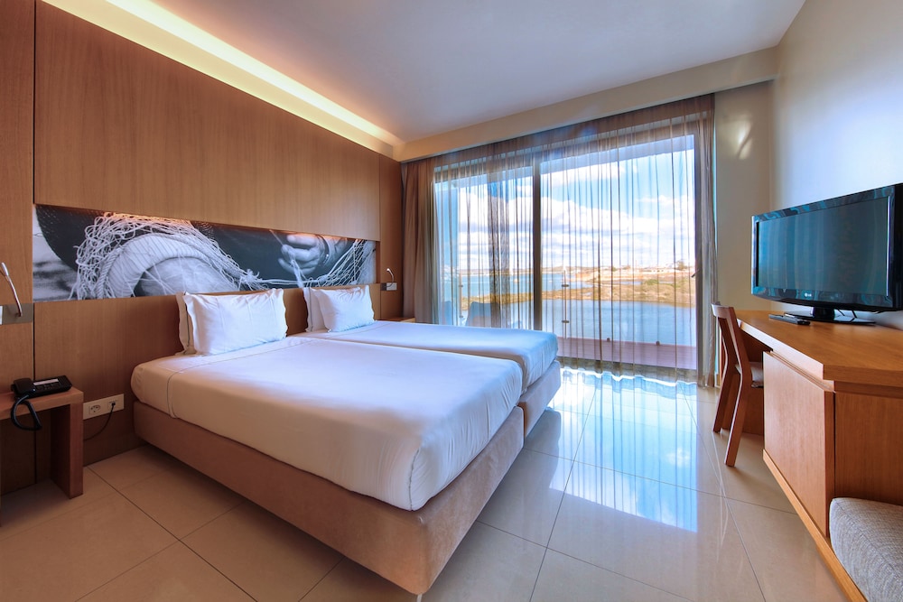 Habitación superior con 1 cama doble o 2 individuales (2) del hotel Agua Hotels Riverside. Foto 3