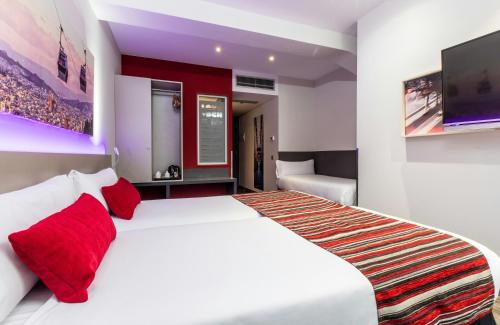 Habitación Triple Confort del hotel Leonardo Boutique Barcelona Sagrada Familia. Foto 4