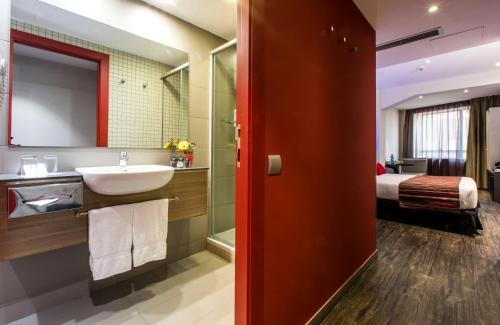Habitación Doble Superior del hotel Leonardo Boutique Barcelona Sagrada Familia. Foto 4