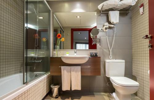 Habitación Doble Deluxe del hotel Leonardo Boutique Barcelona Sagrada Familia. Foto 4