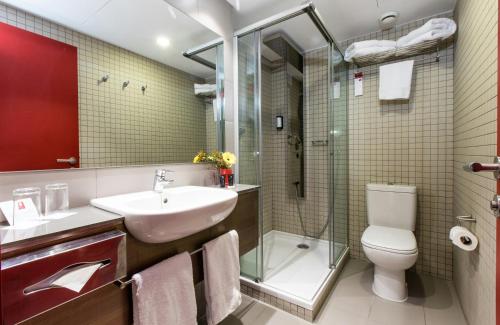 Habitación Doble Confort con aparcamiento - 1 o 2 camas del hotel Leonardo Boutique Barcelona Sagrada Familia. Foto 2