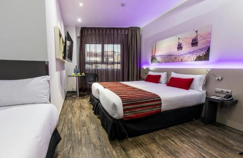 Habitación Triple Confort con aparcamiento del hotel Leonardo Boutique Barcelona Sagrada Familia