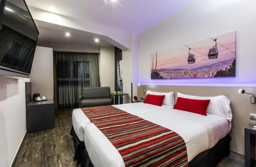 Habitación Triple Confort con aparcamiento del hotel Leonardo Boutique Barcelona Sagrada Familia. Foto 1