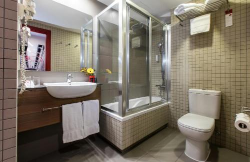 Habitación Triple Confort con aparcamiento del hotel Leonardo Boutique Barcelona Sagrada Familia. Foto 3