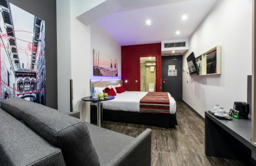 Habitación Triple Confort con aparcamiento del hotel Leonardo Boutique Barcelona Sagrada Familia. Foto 5