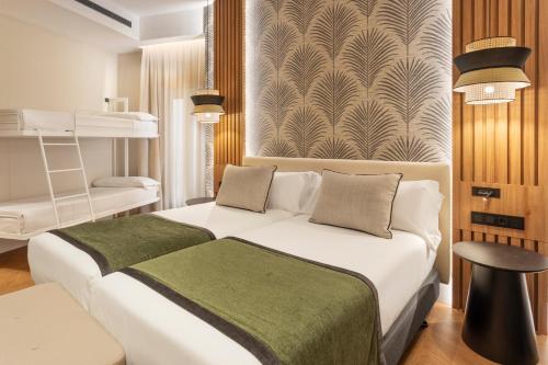 Habitación Familiar Deluxe del hotel Catalonia Atocha. Foto 2