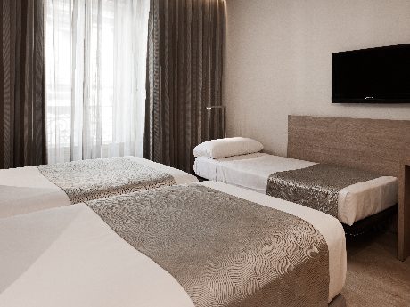 Habitación triple del hotel Catalonia Plaza Mayor. Foto 1