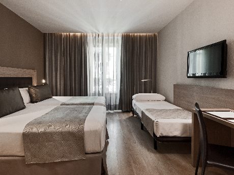 Habitación triple del hotel Catalonia Plaza Mayor. Foto 2