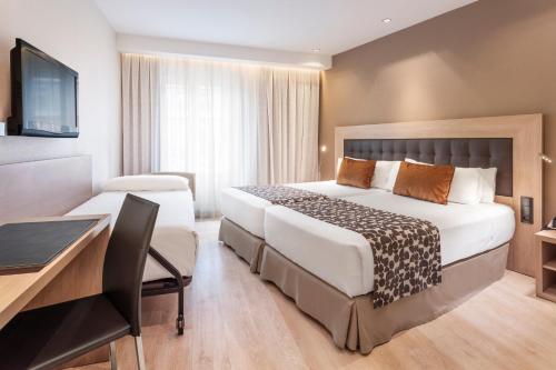 Habitación Triple del hotel Catalonia Plaza Mayor. Foto 3