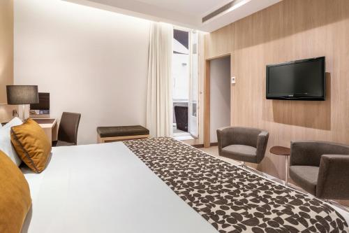 Habitación Doble Premium con terraza y piscina privada del hotel Catalonia Plaza Mayor. Foto 5
