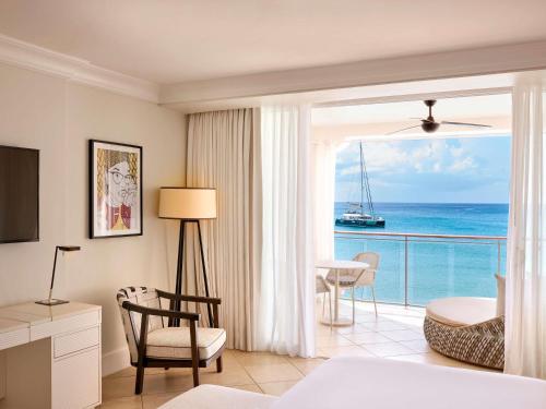 Habitación de lujo con cama extragrande - Frente al mar del hotel Fairmont Royal Pavilion