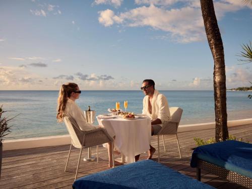 Suite con terraza privada - 1 cama extragrande - Frente a la playa del hotel Fairmont Royal Pavilion