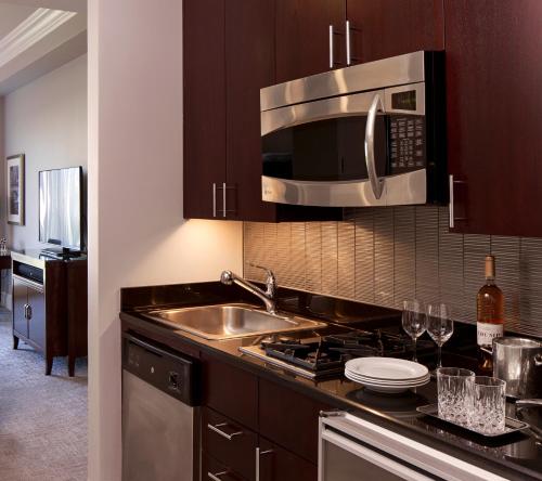 Habitación Deluxe con cama extragrande del hotel Trump International and Tower New York. Foto 1