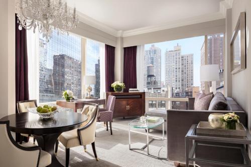Suite Executive de 1 dormitorio con vistas a la ciudad del hotel Trump International and Tower New York. Foto 4