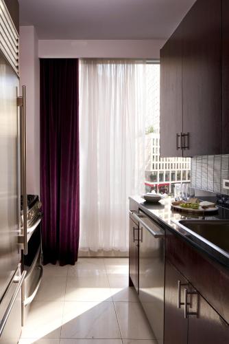 Suite Executive de 1 dormitorio con vistas a la ciudad del hotel Trump International and Tower New York. Foto 5