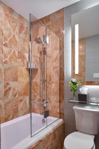 Suite Executive de 1 dormitorio con vistas a la ciudad del hotel Trump International and Tower New York. Foto 6