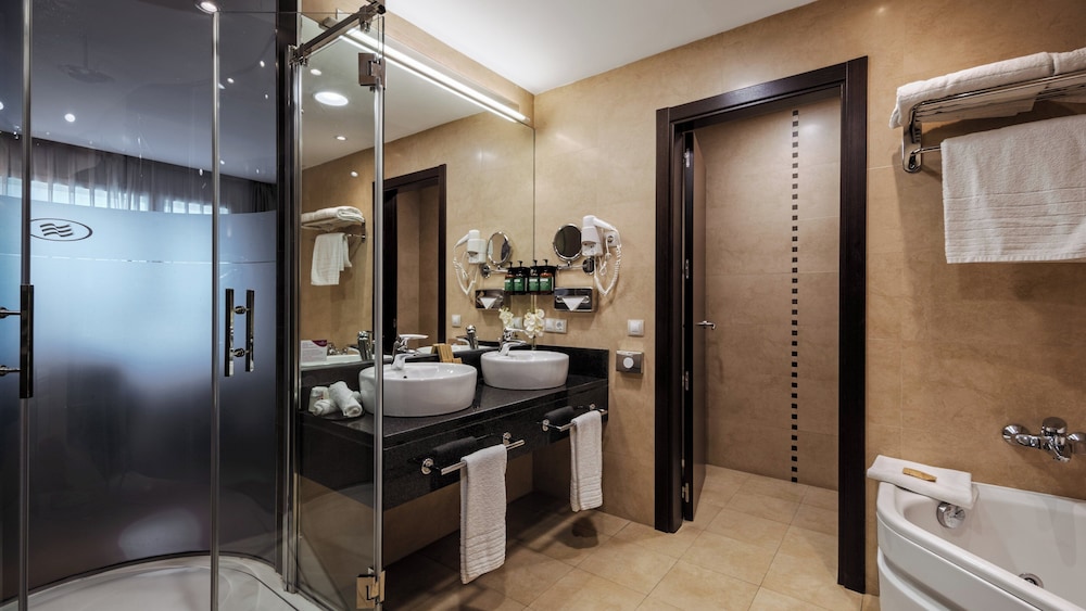 Suite junior, 1 cama de matrimonio grande del hotel Crowne Plaza Madrid Airport, An Ihg. Foto 2