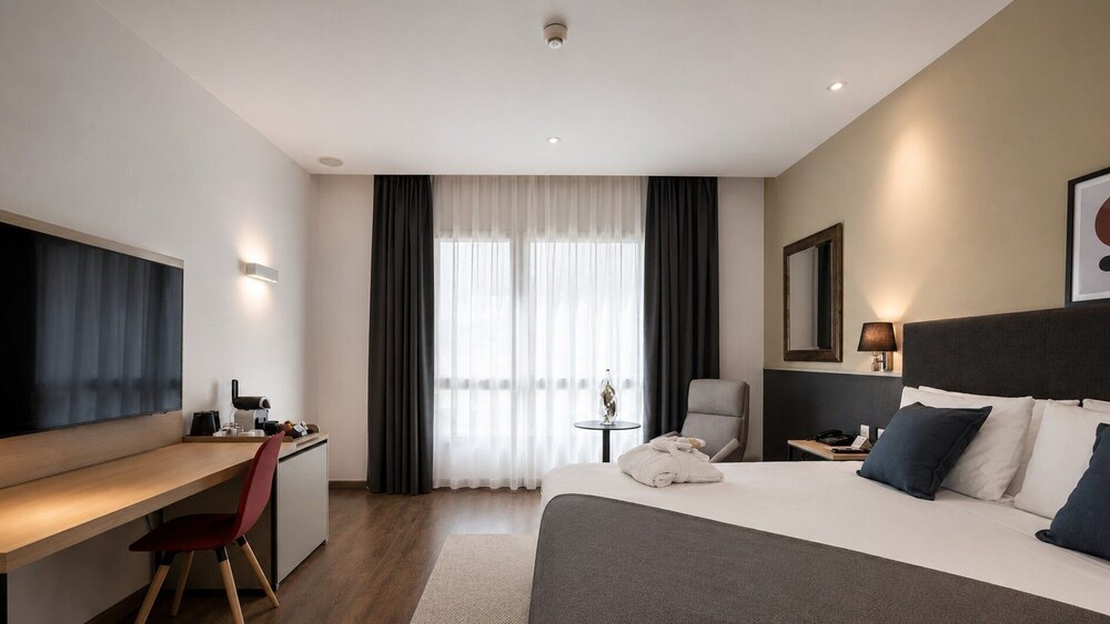 Habitación Premium, 1 cama de matrimonio grande del hotel Crowne Plaza Madrid Airport, An Ihg. Foto 2
