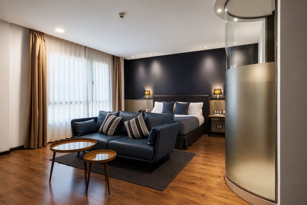 Suite junior, 1 cama de matrimonio grande del hotel Crowne Plaza Madrid Airport, An Ihg. Foto 3