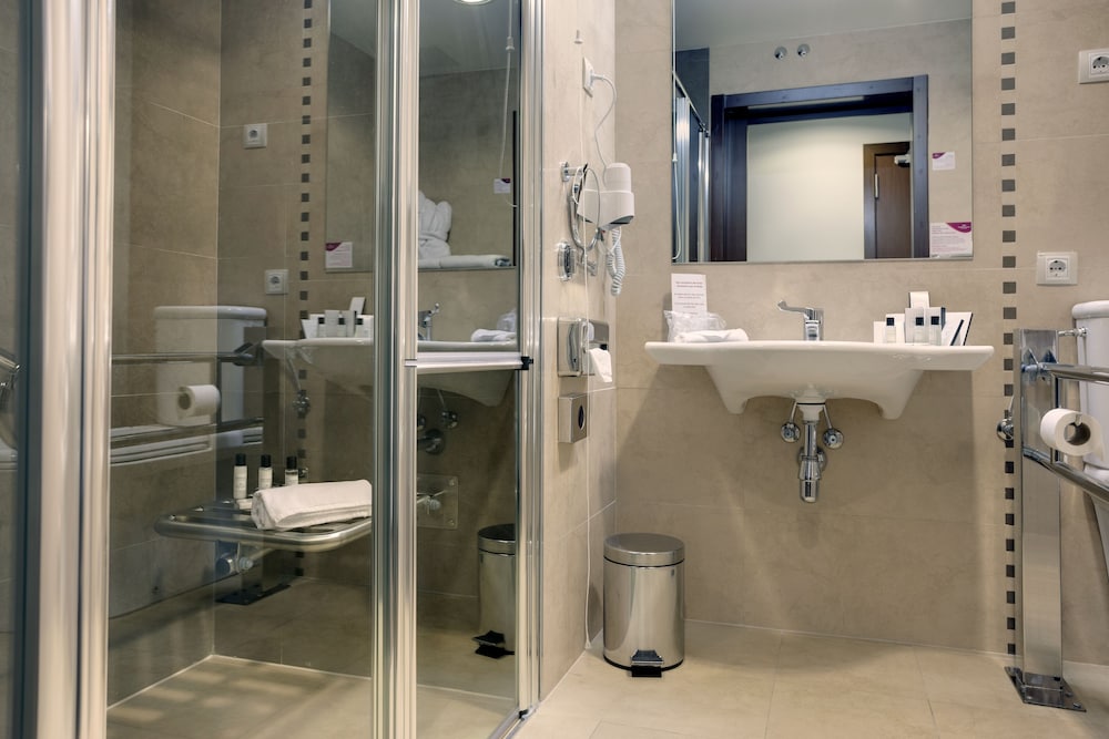 Habitación estándar, 1 cama de matrimonio grande, accesible para personas con discapacidad del hotel Crowne Plaza Madrid Airport, An Ihg. Foto 3