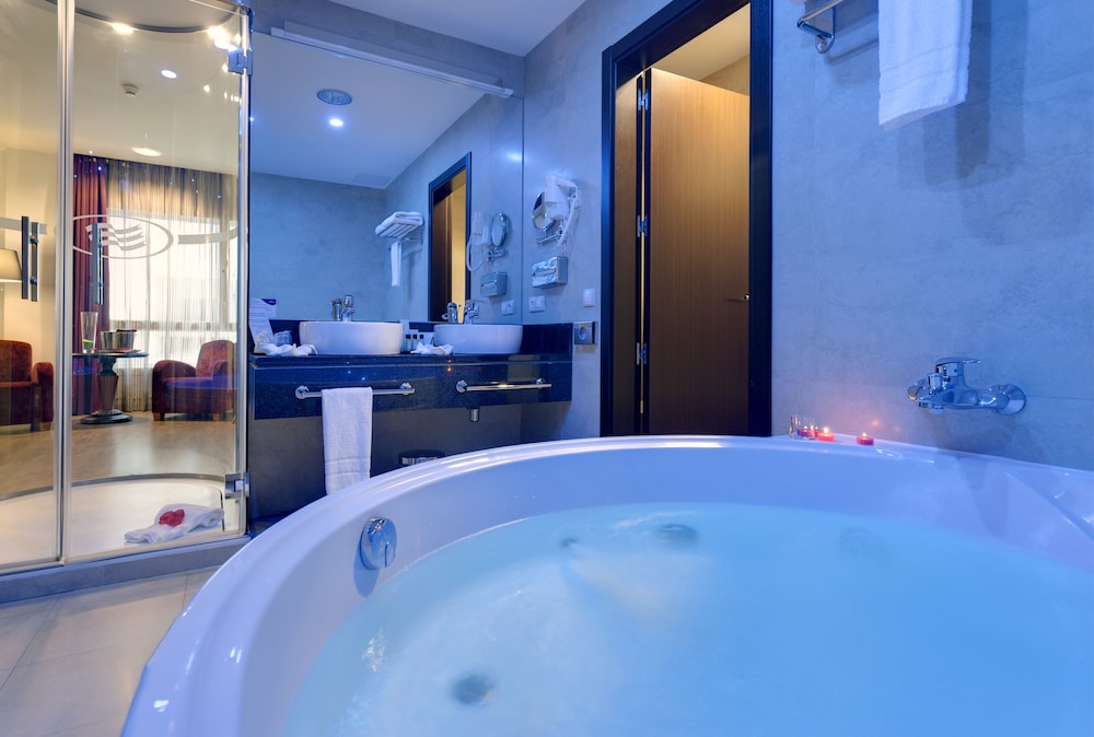 Suite junior, 1 cama de matrimonio grande del hotel Crowne Plaza Madrid Airport, An Ihg. Foto 3