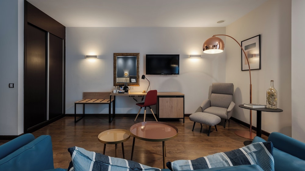 Suite junior, 1 cama de matrimonio grande del hotel Crowne Plaza Madrid Airport, An Ihg. Foto 7