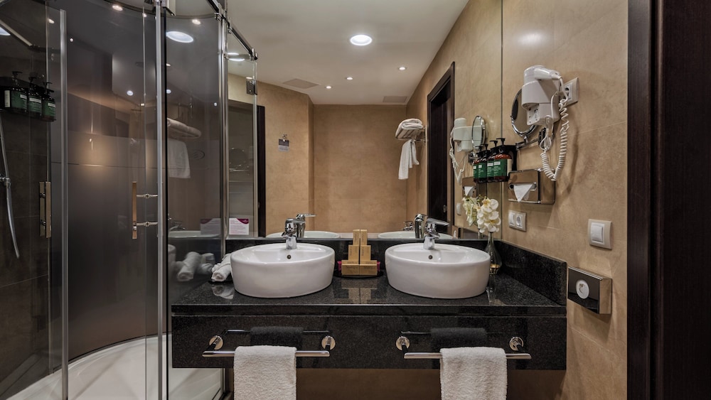Suite junior, 1 cama de matrimonio grande del hotel Crowne Plaza Madrid Airport, An Ihg. Foto 8
