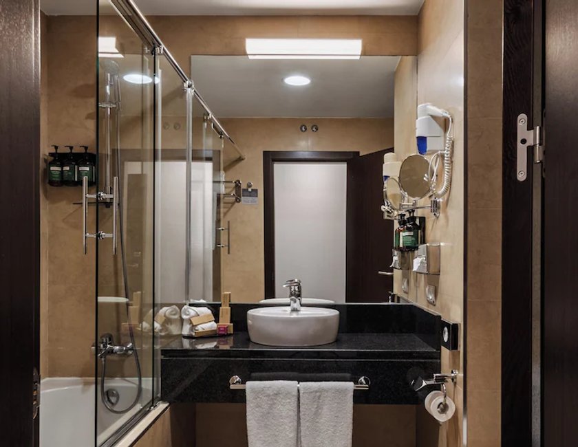 Habitación estándar, 1 cama de matrimonio grande del hotel Crowne Plaza Madrid Airport, An Ihg