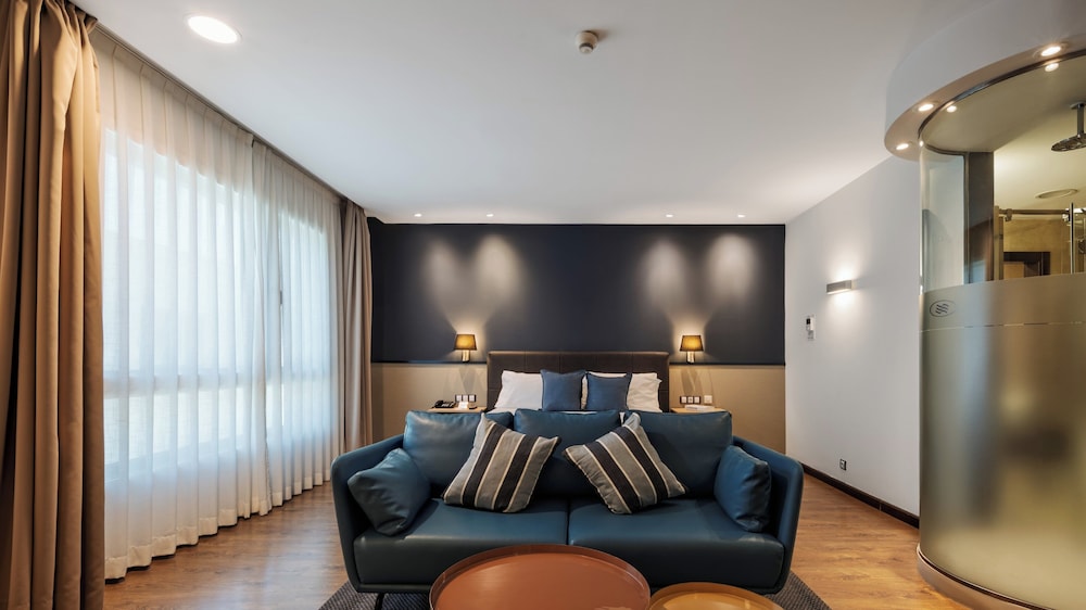Suite junior, 1 cama de matrimonio grande del hotel Crowne Plaza Madrid Airport, An Ihg. Foto 9