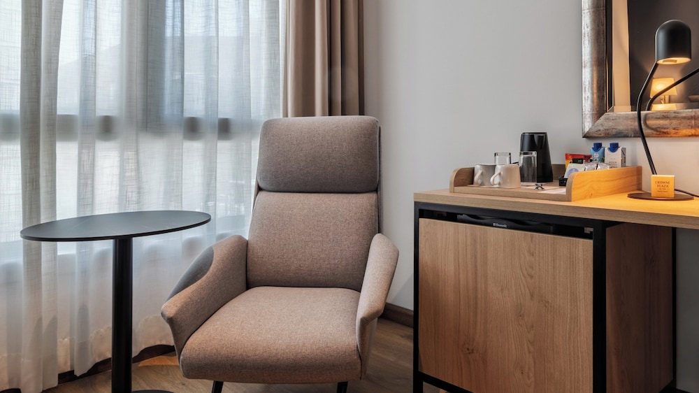 Habitación estándar, 1 cama de matrimonio grande del hotel Crowne Plaza Madrid Airport, An Ihg. Foto 7