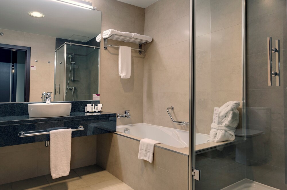 Habitación Premium del hotel Crowne Plaza Madrid Airport, An Ihg. Foto 13